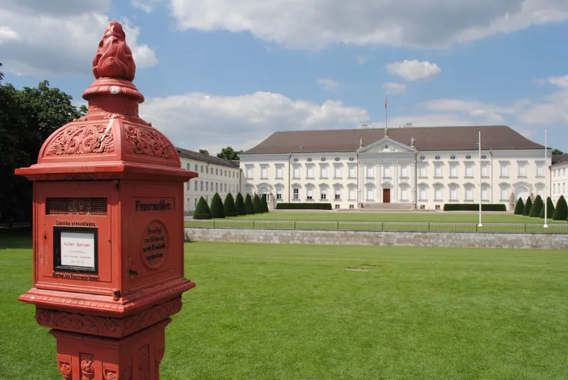 Schloss Bellevue mit Feuermelder