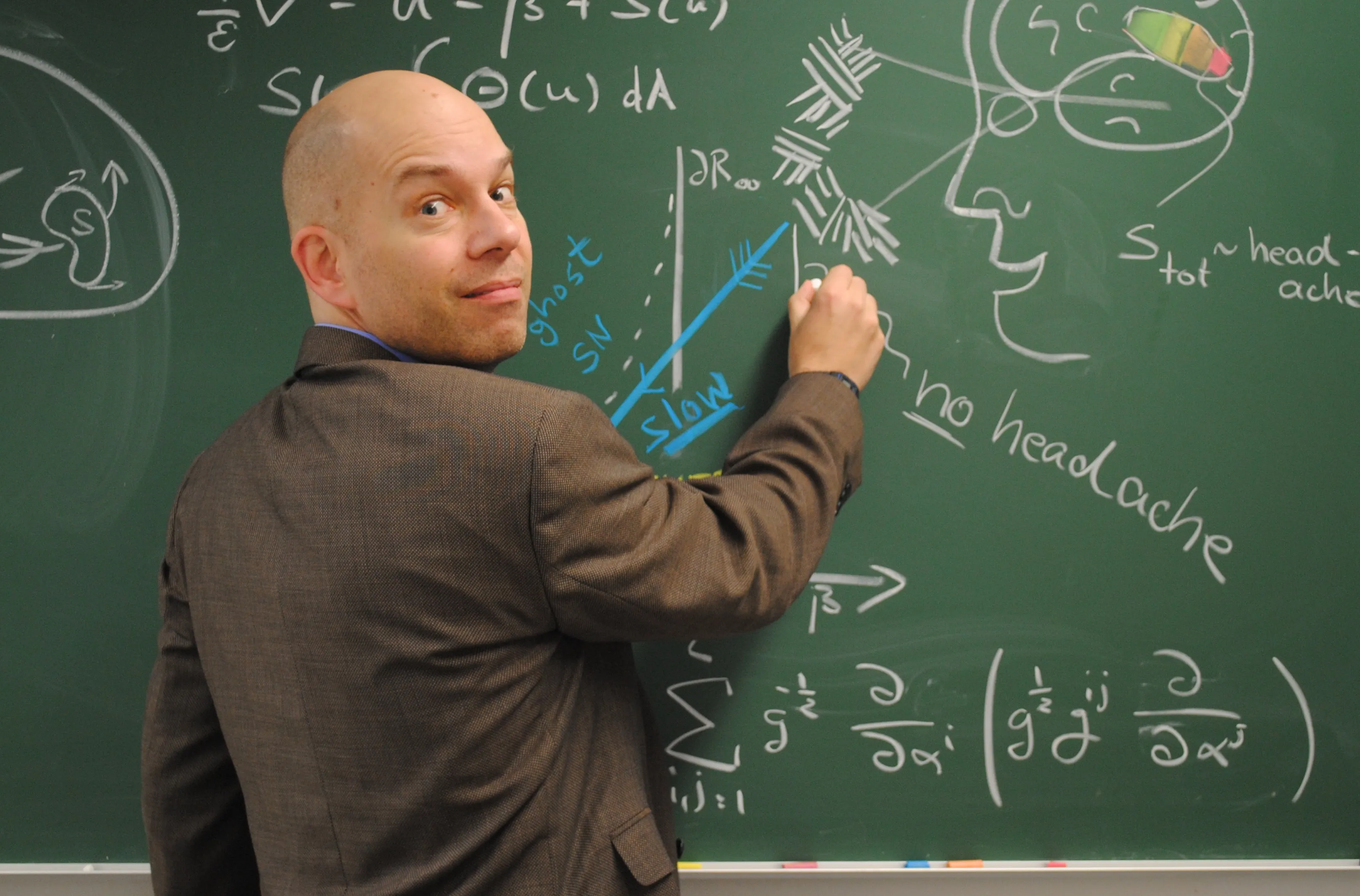 Markus A. Dahlem an der Tafel mit Formeln zur Physik der Migräne